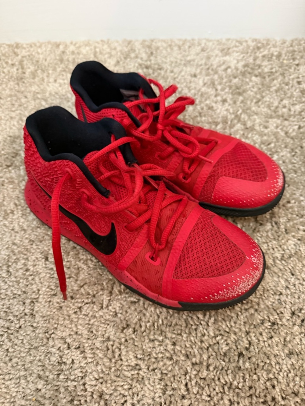 Nike Kyrie 3 GS 'Candy Apple 
Size 3 Boys Basketball Shoes